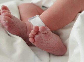 Αυτό είναι το μωράκι που γεννήθηκε στις 22/2/22 στις 2:02 σε ελληνικό μαιευτήριο
