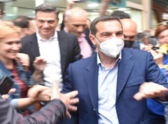 «Αλέξη γερά να φύγει η Δεξιά» – Υποδέχτηκαν σαν λαϊκό ήρωα τον Τσίπρα στο Αγρίνιο