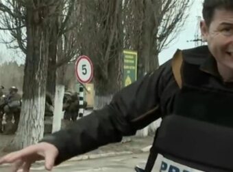 Η σοκαριστική στιγμή που δημοσιογράφος πέφτει πάνω σε Ρώσους εισβολείς (video)