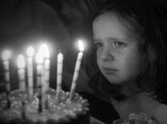 Στα γενέθλια της κόρης μου ήρθαν μόνο 2 παιδάκια. Δεν την άφησα να καταλάβει πως την απέρριψαν