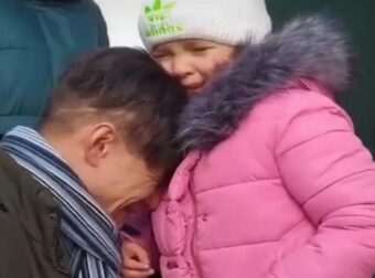 Ουκρανός πατέρας αποχαιρετά την κόρη του με λυγμούς πριν φύγει για το μέτωπο