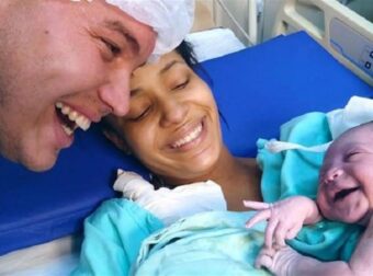 Το νεογέννητο μωρό καλωσορίζει τον μπαμπά με ένα χαμόγελο ακτινοβολίας Αμέσως αναγνωρίζει τη φωνή του