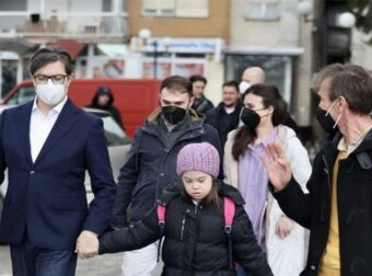 Συγκινεί ο πρόεδρος της Βόρειας Μακεδονίας: Συνόδευσε στο σχολείο μαθήτρια που της έκαναν bullying