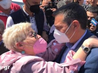 «Τσιπράκι μου όμορφο, έλα να σε φιλήσω» – Επίθεση αγάπης στον Αλέξη Τσίπρα