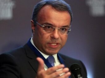 Σταϊκούρας: «Επιδοτούμε 60 λίτρα καυσίμου μηνιαίως με 22 λεπτά το λίτρο»