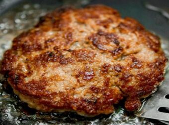 Το έξυπνο κολπάκι για να φτιάξεις ζουμερά μπιφτέκια χωρίς ψωμί