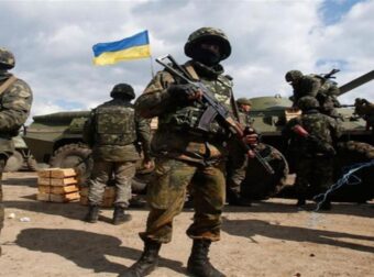 Ουκρανοί φεύγουν από την Ομόνοια με λεωφορεία για να καταταγούν (video)