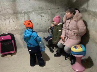 Ουκρανία: Φωτογραφία δείχνει μικρά παιδιά που εγκαταλείπουν το σπίτι τους και συγκινεί