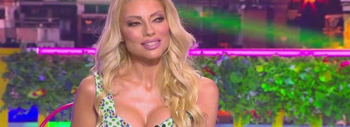 “Κόλαση” στο πλατό του Μουτσινά – “Έπεσαν σαγόνια” με το μπούστο της Γκρέκου