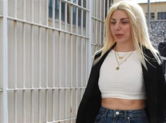 Στην Τήνο γονυπετής η Έλενα Πολυχρονοπούλου – Εκπλήρωσε το τάμα της μετά την αποφυλάκισή της