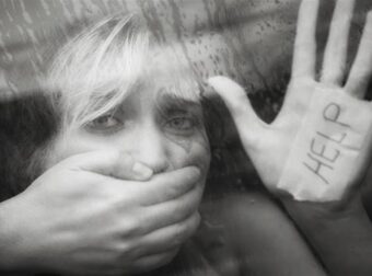 Φρίκη στη Καρδίτσα: Άρπαξαν 26χρονη κοπέλα από τον δρόμο, την «φυλάκισαν» σε διαμέρισμα, την χτύπησαν και την τράβηξαν «ροζ» βίντεο