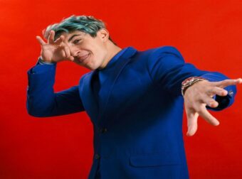 «Θα μου πουν έχεις μπλε μαλλιά άρα είσαι gay»: Καταπέλτης ο γιος του Γιάννη Πάριου και της Σοφίας Αλιμπέρτη