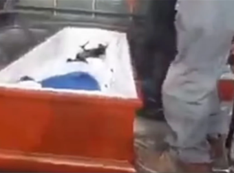 Γυναίκα 36 ετών συνήλθε στην κηδεία της και άρχισε να χτυπά το φέρετρο [video]