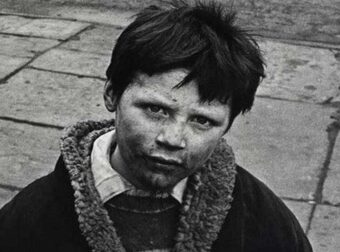 Ένα αγόρι χτύπησε μια πόρτα για να ζητήσει τροφή. Αυτός που του άνοιξε όμως του έδωσε πολλά περισσότερα