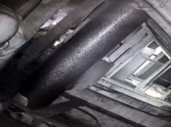 Άκουσε ενα φρικτό ήχο στη σοφίτα και έβαλε κάμερα για να μάθει τι ήταν – Όταν την άνοιξε αυτό που είδε τον έκανε να φρικάρει (Video)