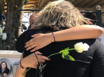 Ράκος η μητέρα του 14χρονου Μάκη: Με λευκά λουλούδια και χειροκροτήματα το τελευταίο «αντίο»