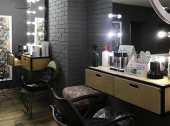 Θεσσαλονίκη: «Μπούκαραν» σε κομμωτήριο και πήραν ακριβά σαμπουάν τριχόπτωσης – Καραφλοί οι ύποπτοι