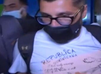 Survivor 5: Θλιμμένος και με κατεβασμένο το βλέμμα στο αεροδρόμιο ο Λάμπρος Κωνσταντάρας (video)
