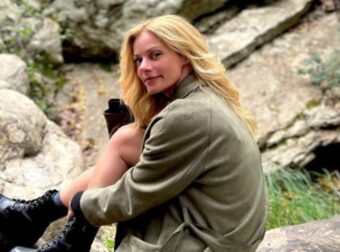 Άβαφη και με τα φυσικά της μαλλιά – Η πρώτη τηλεοπτική εμφάνιση της Ζέτας Μακρυπούλια στο πλευρό της Κορομηλά