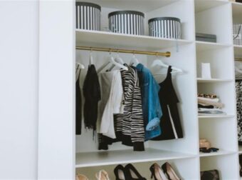 Ανεβαίνουν τα χειμερινά – κατεβαίνουν τα καλοκαιρινά: Τα καλύτερα tips για να οργανώσετε σωστά την ντουλάπα σας