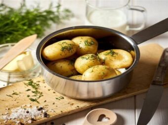 Αυτός είναι ο λόγος που δεν πρέπει να πετάμε το νερό που βράσαμε πατάτες