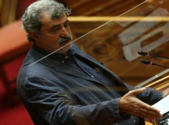 Με χειρουργική ρόμπα και νυστέρι στη Βουλή ο Παύλος Πολάκης [φωτο]