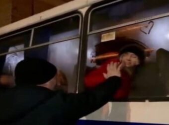Κι άλλος Ουκρανός πατέρας συγκλονίζει – Σχηματίζει καρδούλες στο λεωφορείο που “ξεριζώνει” τη γυναίκα και τη κόρη του!