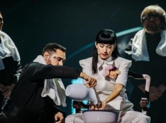 Eurovision 2022: Χαμός με Σερβία. Γιατί η τραγουδίστρια πλένει τα χέρια της στη σκηνή [video]