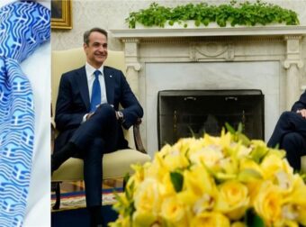 Ξετρελάθηκε ο Μπάιντεν με τον Μητσοτάκη: Φόρεσε γραβάτα με την ελληνική σημαία