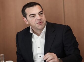 Τσίπρας: «Τα νοικοκυριά δεν έχουν να βγάλουν το μήνα κι εσείς κάνετε πάρτι με το δημόσιο χρήμα»