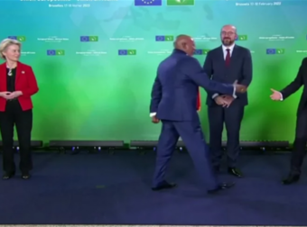 Νέο sofagate: Δεν μίλησε στην Ούρσουλα Φον ντερ Λάιεν. Πώς έσωσε την παρτίδα ο Μακρόν [video]