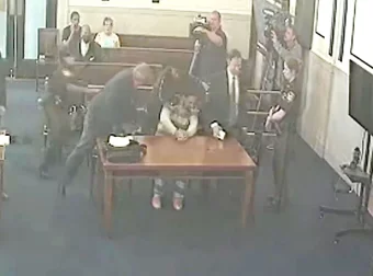 Η εκδίκηση του πατέρα – Χύμηξε στο δικαστήριο και έσπασε στο ξύλο το δολοφόνο του γιου και της συζύγου του