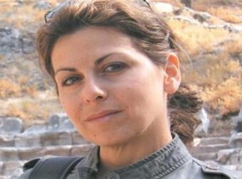 Μάγια Τσόκλη για τον καρκίνο: «Κάποιος σου λέει, ψιτ, εσύ που βρίσκεσαι στην ομάδα των ζωντανών, από δω παρακαλώ»