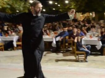 Kρητικός ιερέας χορεύει Ανωγειανό πηδηχτό και αποθεώνεται