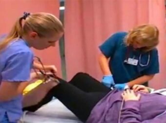 26χρονη έγκυος πήγε στο νοσοκομείο ουρλιάζοντας από τον πόνο – Όταν της έκοψαν το παντελόνι έμειναν άναυδοι (Video)