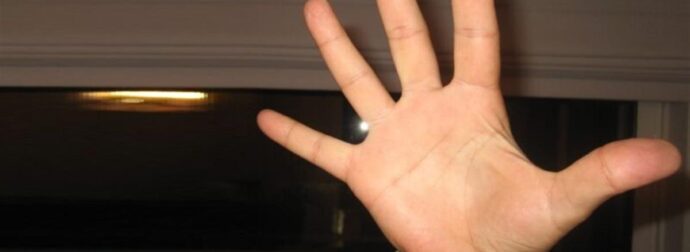 Μούντζα ενώ οδηγείς; Πρόστιμο 100 ευρώ, αφαίρεση διπλώματος και αφαίρεση άδειας κυκλοφορίας