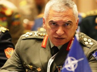 Ο στρατηγός Κωσταράκος απαντά στον Τσελίκ: Αν έρθετε βράδυ, θα σας φάνε τα μαύρα ψάρια και το αλμυρό νερό