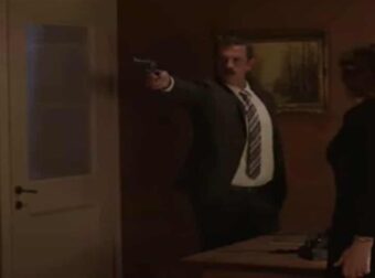 Άγριες Μέλισσες: Εκτός εαυτού ο Δούκας – Απειλεί με όπλο τον Ακύλα – “Έχεις 10 δευτερόλεπτα να εξαφανιστείς”