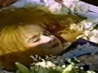 Εικόνα που σοκάρει: Στα μαύρα και με γυαλιά λίγο πριν τον θάνατο η Αλίκη Βουγιουκλάκη!