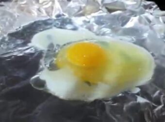 Βάζει στο φούρνο αλουμινόχαρτο και ρίχνει αυγά – Ο απίστευτος λόγος πίσω από αυτή του την πράξη!