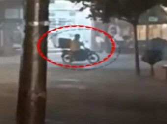 Viral ο ντελιβεράς από τις Σέρρες – «Άνοιξαν» οι ουρανοί και συνέχιζε απτόητος στο δρόμο