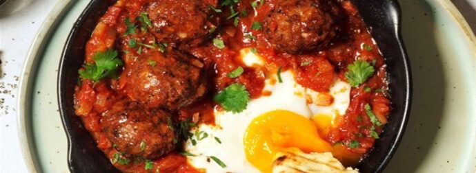 Μερακλήδικη συνταγή: Κεφτεδάκια στο τηγάνι με αυγά και σάλτσα ντομάτας
