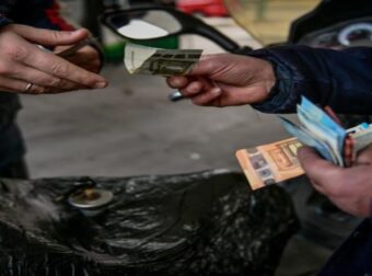«Φρένο» στο ράλι βενζίνης και πετρελαίου: Έρχεται τον Ιούλιο το «Fuel Pass 2» με επίδομα έως και 60 ευρώ – Τα νεότερα για την ενίσχυση του καλοκαιριού (video)