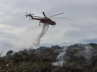 Φωτιά στον Κάλαμο – Συναγερμός στην Πυροσβεστική