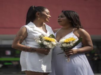 Νέα ήθη και στο Μεξικό: Ετήσια μαζική τελετή γάμου για ομόφυλα ζευγάρια