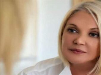 Περήφανη νονά η Ρούλα Κορομηλά: Δε φαντάζεστε με ποια πασίγνωστη ηθοποιό έχει χρόνια κουμπαριά!