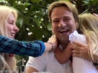 Όλα μπλε, ακόμη και το φόρεμα της – Σπάνιες φωτογραφίες από τη βάφτιση της κόρης Μενεγάκη και Παντζόπουλου