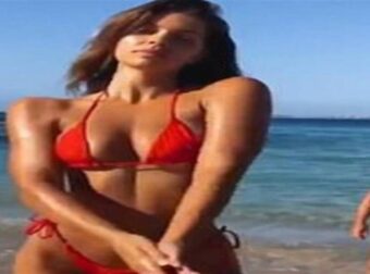 Μοντέλο ποζάρει στην κάμερα για μια φωτογράφιση στην παραλία – Τότε ένας παππούς πάει από πίσω της και κάνει το απερίγραπτο (Video)