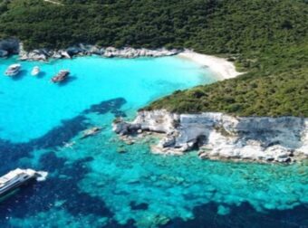 Η παραλία της Ελλάδας που μοιάζει με καρδιά και μαγνητίζει τους επισκέπτες – Δείτε που βρίσκεται!