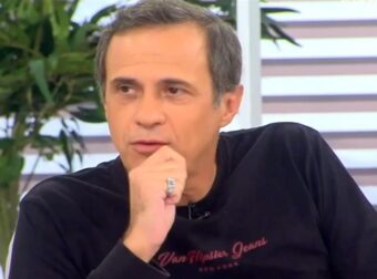 Ο Σπύρος Πούλης εξομολογείται για τον Θανάση Βέγγο: «Γινόταν πανικός, έτρεχαν και έπεφταν πάνω του»